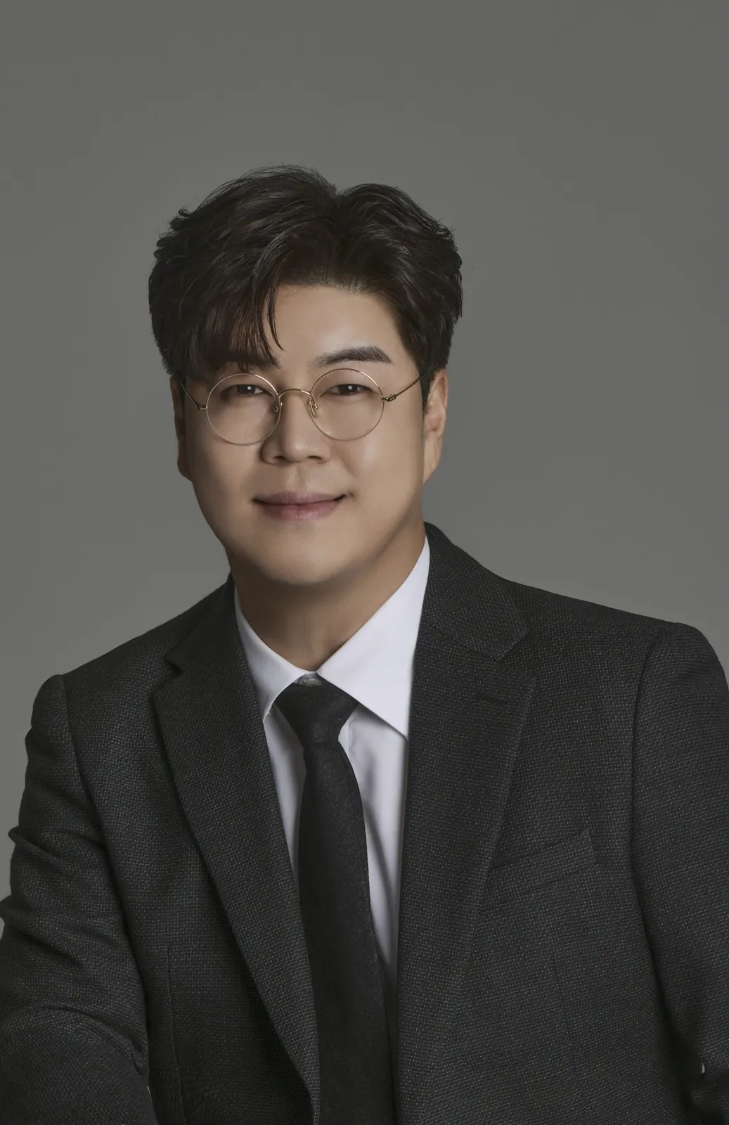 정장을 입고 정면을 바라보는 박구윤