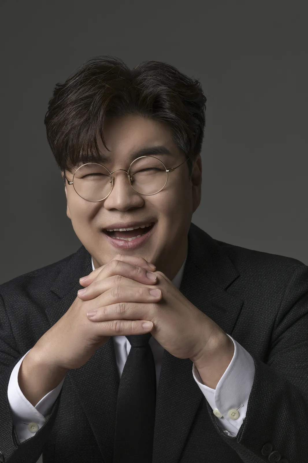두 손을 모으고 활짝 웃는 박구윤