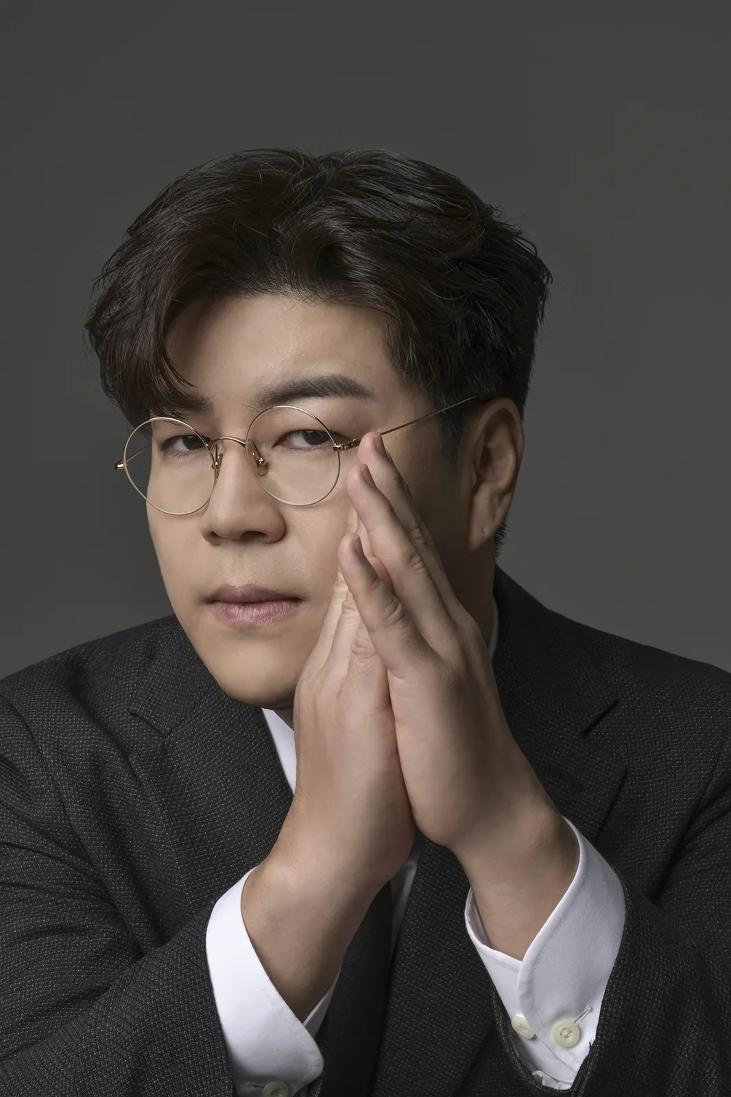 두 손을 얼굴 옆에 모은 박구윤