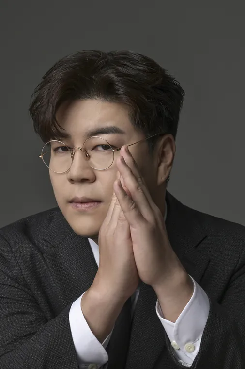 두 손을 얼굴 옆에 모은 박구윤
