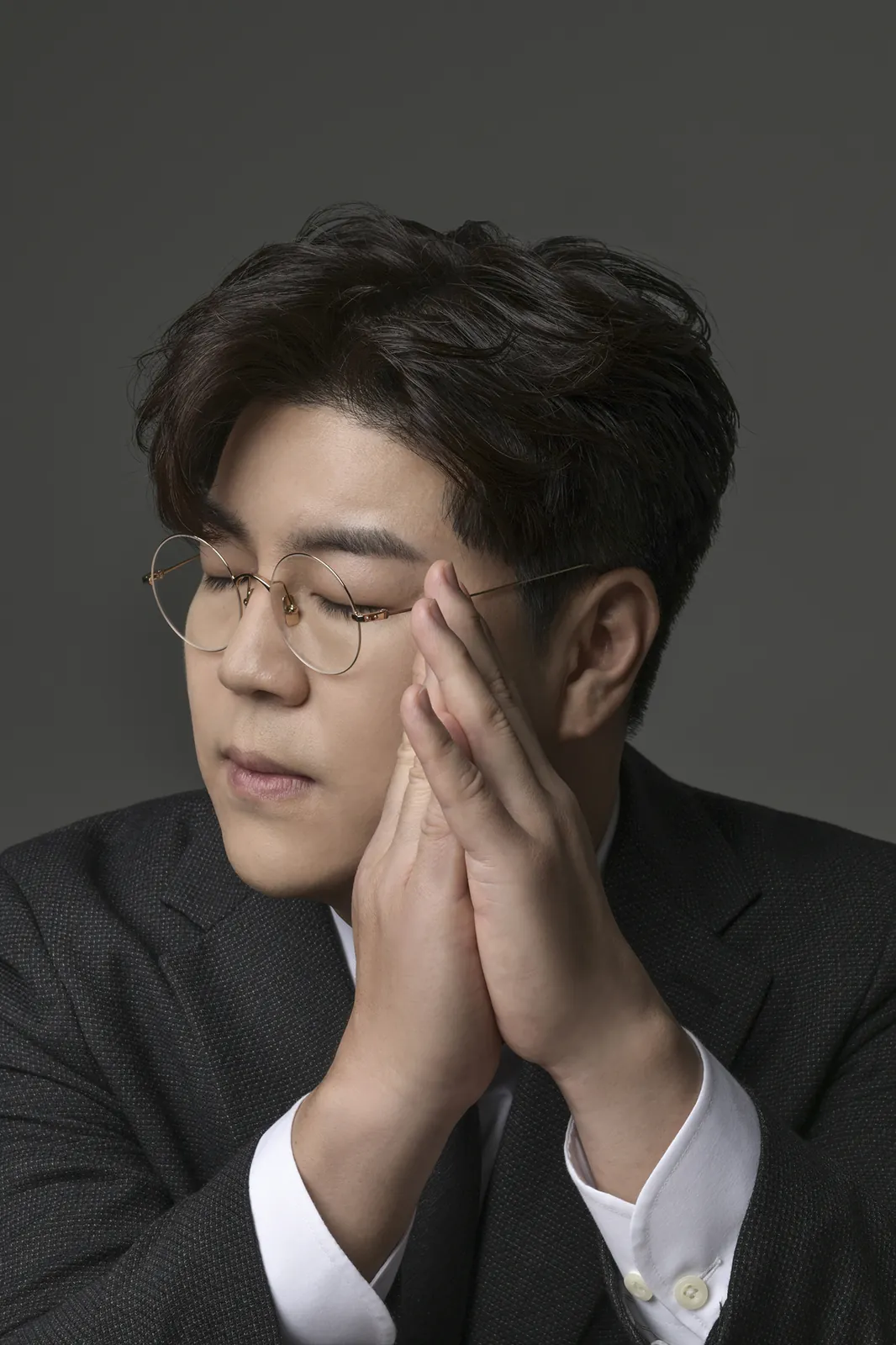두 손을 모으고 눈을 감은 박구윤